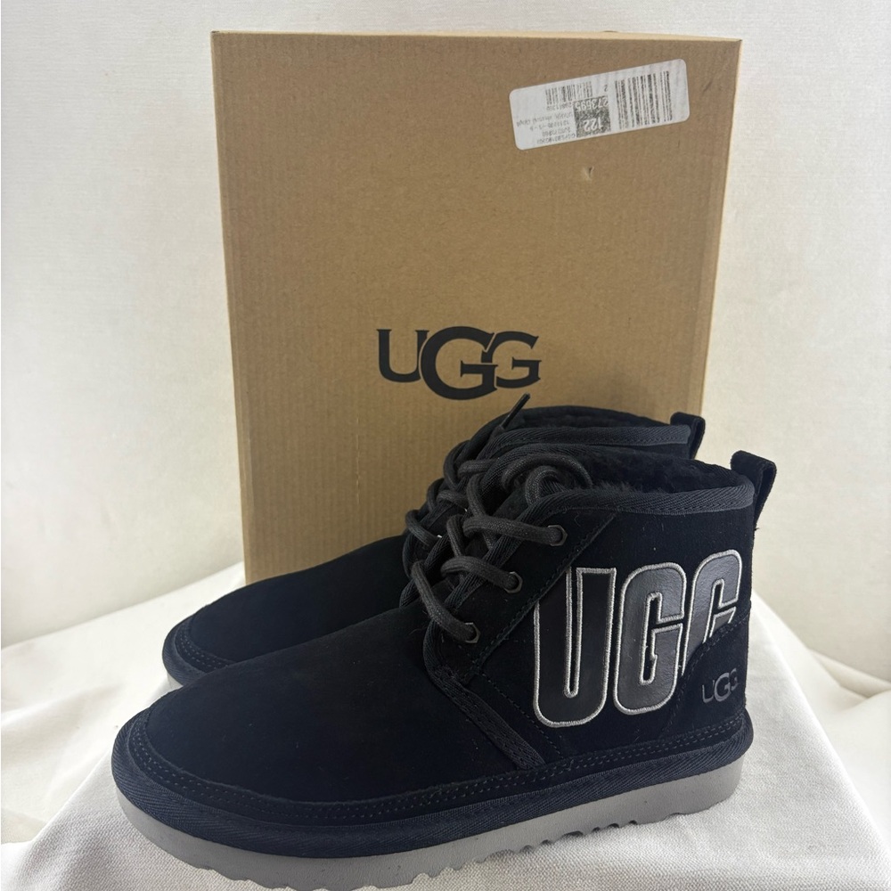 UGG Neumel Graphic Outline Logo Ankle Boot youth unisex new in box